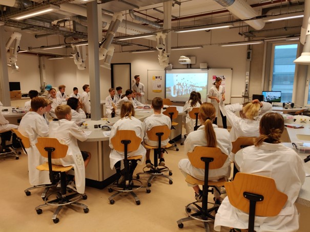 Vijftig vwo-leerlingen uit leerjaar 1 tot en met 4 student op Universiteit Twente