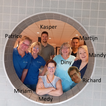 Afbeelding met Menselijk gezicht, kleding, persoon, glimlach

Door AI gegenereerde inhoud is mogelijk onjuist.